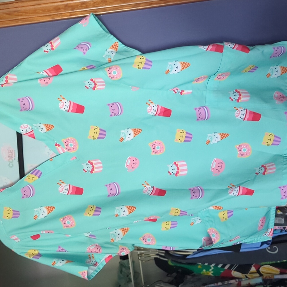 Women's kitten dessert scrub top.